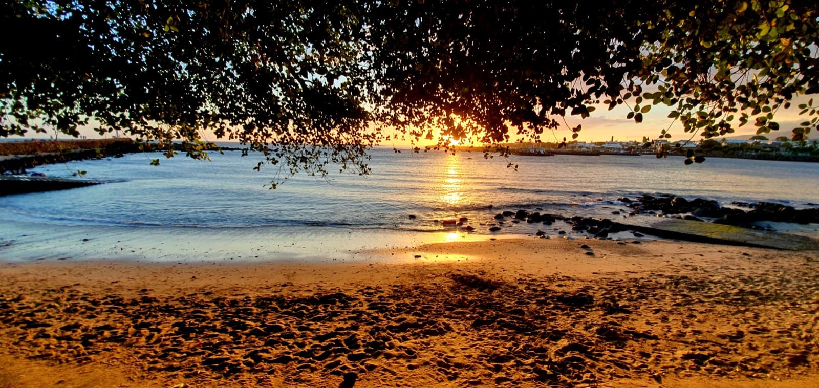 Coucher de soleil paisible sur une plage de La Réunion, évoquant un moment de détente